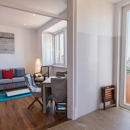 Lovelystay - Comfortable With River Views Daire *